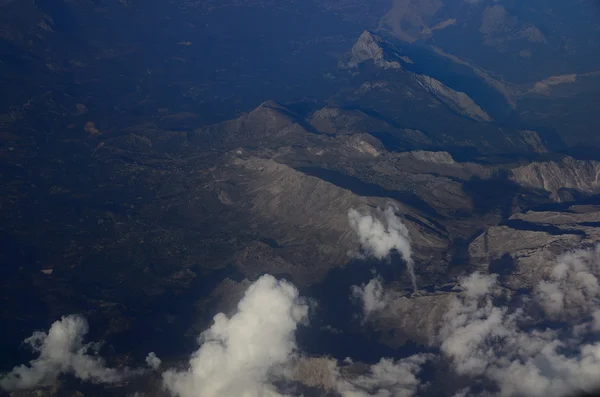 Alte montagne e nuvole — Foto Stock