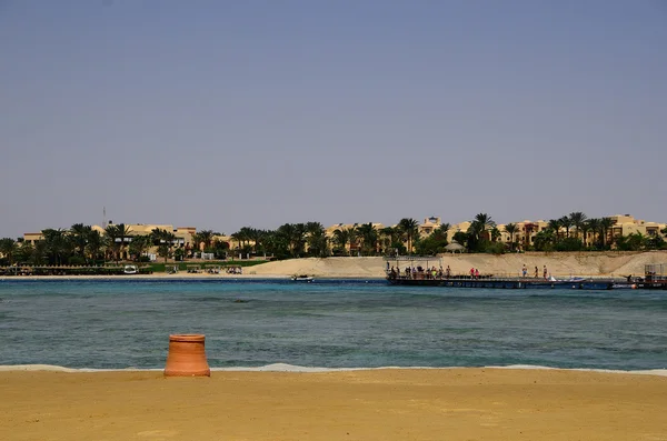 Strand am Meer mit Hotelkomplex — Stockfoto