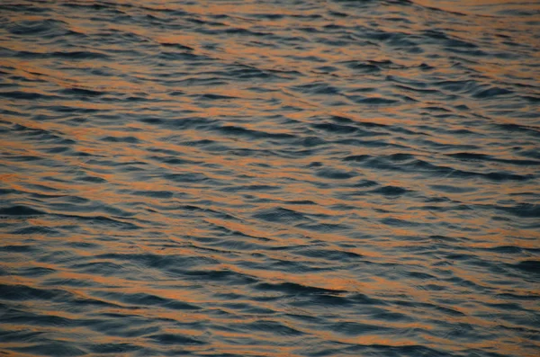 Кольорові хвилі на заході сонця — стокове фото