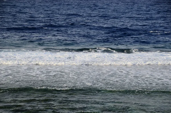 Niedrige glatte Wellen im Meer — Stockfoto