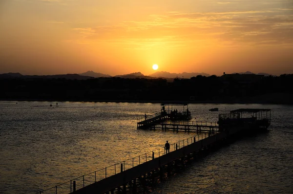 Embarcadero al arrecife de coral al atardecer — Foto de Stock