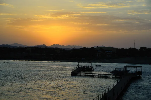 Molhe no mar após o pôr do sol — Fotografia de Stock