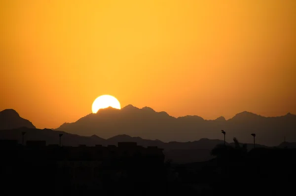 Solnedgång och bergen — Stockfoto