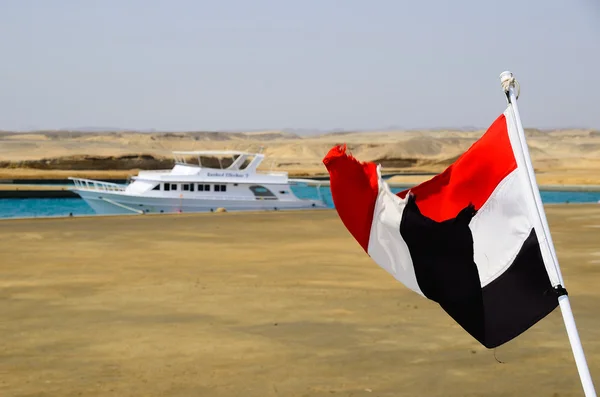 Waving Egyptian flag in the port — Stock Photo, Image