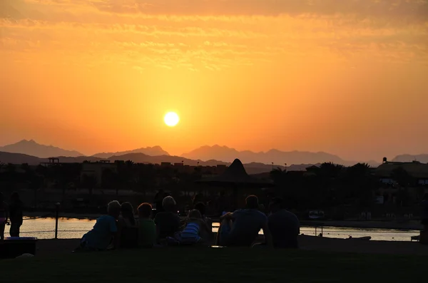 As pessoas vêem o pôr do sol — Fotografia de Stock