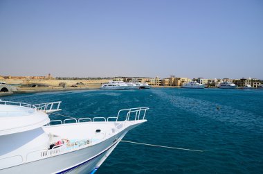 mavi deniz ve beyaz gemiler