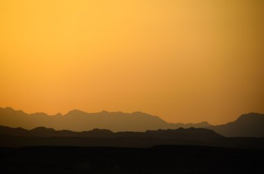 Mısır'daki çölde dağlar