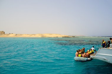 çizme içinde turkuaz deniz suyu ve Şnorkelle