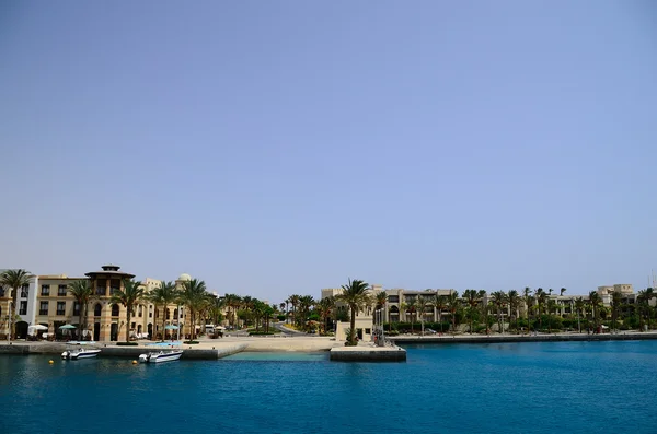Mısır'daki birçok avuç içi ile liman — Stok fotoğraf