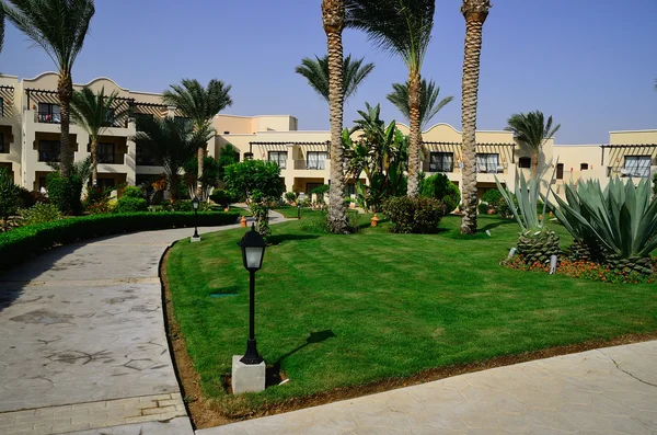 Complexe hôtelier avec jardin en vacances en Egypte — Photo