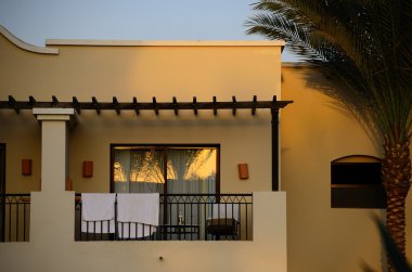 Mısır'daki otel penceresinde gündoğumu yansıtan