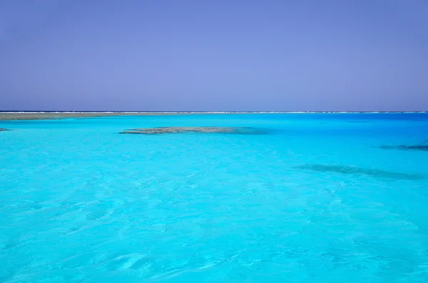 Agua turquesa en el Mar Rojo en Egipto — Foto de Stock