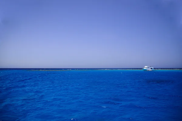 Agua de mar azul y barco en el arrecife de coral — Foto de Stock