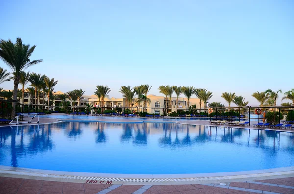 Bonita piscina más grande con palmeras en Egipto — Foto de Stock