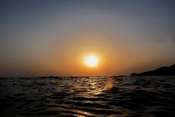 Vue du lever du soleil depuis la mer — Photo