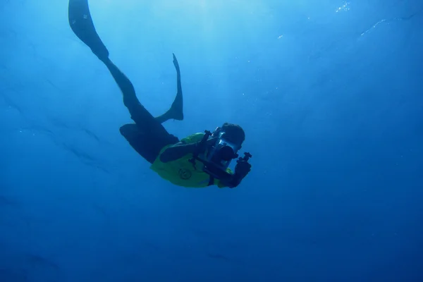 Homme avec caméra sous-marine filmant — Photo