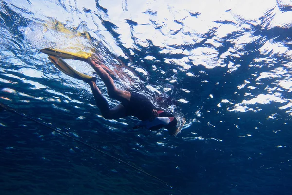 Mulher de fato de mergulho no mar — Fotografia de Stock