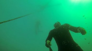 ağır çekimde gölde üç dalıcı