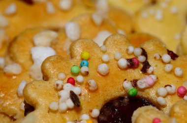 birçok küçük renkli boncuk ile bisküvi