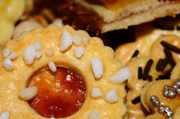 Печенье с джемом и кубиками сахара — стоковое фото