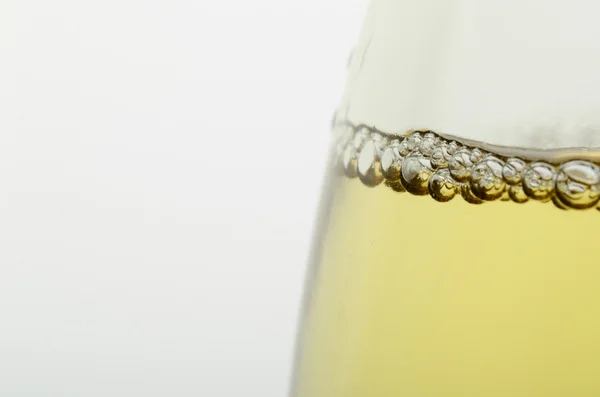Стакан с шампанским и жемчугом на белом — стоковое фото