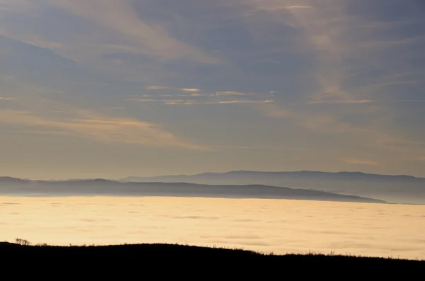 Blauwe lucht en lichtgevende mist — Stockfoto