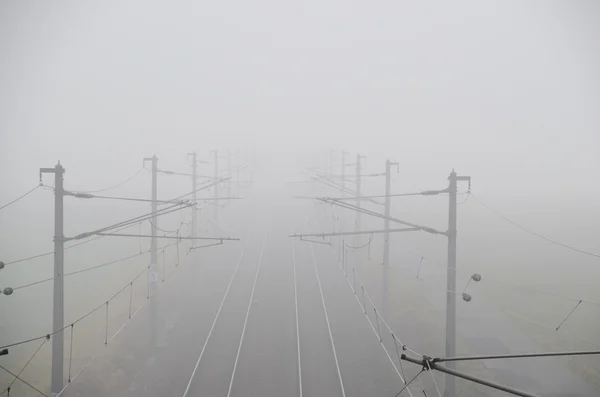 Rails 在雾中 — 图库照片