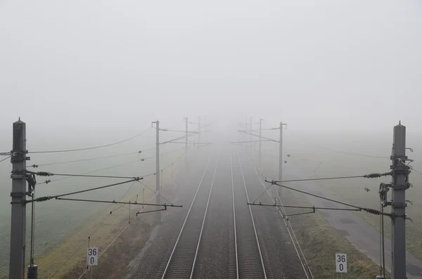 雾中的铁路系统 — 图库照片