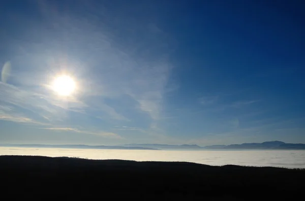 Zon en mist in vallei — Stockfoto