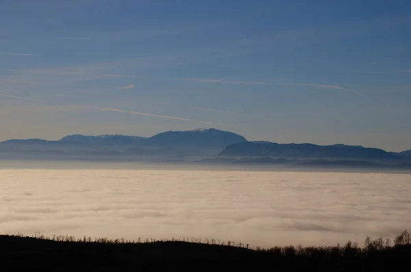 De berg van de sneeuw en mist in vallei — Stockfoto