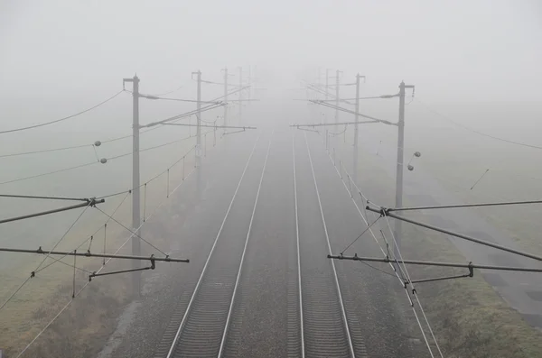 雾中的火车和铁轨 — 图库照片