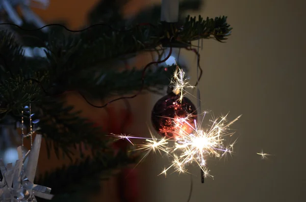 Espumante ardente na árvore de Natal — Fotografia de Stock