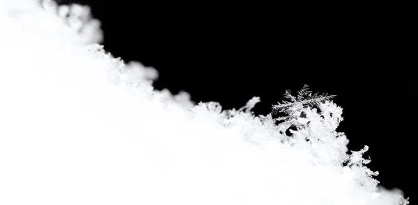 Cristaux de neige avec de nombreuses branches sur panorama noir — Photo