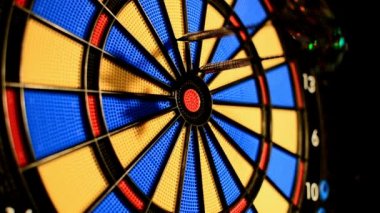 Dart Oyunu tarafı ağır çekim