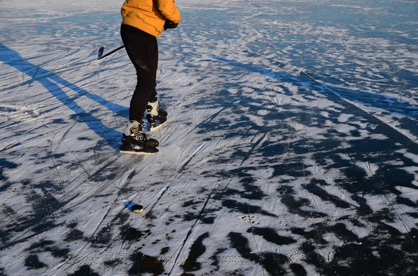 얼어붙은 호수에 남자 하 키 — 스톡 사진