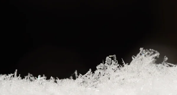 Glühende Kristalle auf Schnee-Panorama — Stockfoto