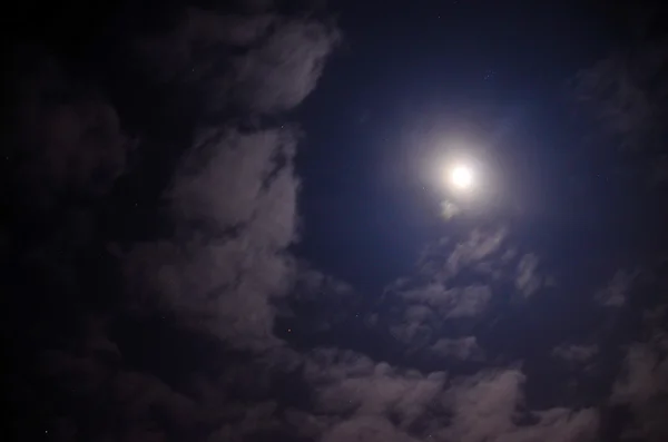 Lune et nuages avec des étoiles sur le ciel — Photo