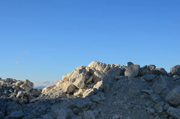 Vit kalksten och blå himmel — Stockfoto