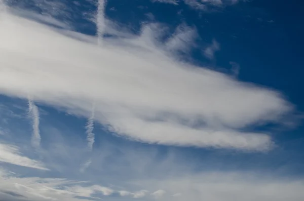 Schöne weiße Wolken am Himmel — Stockfoto