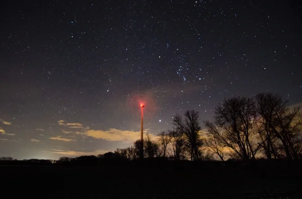 Windmolen op bomen en sterrenhemel — Stockfoto