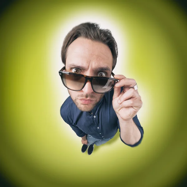 Komik adam güneş gözlüklerini arıyor