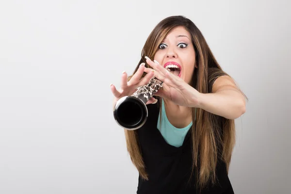 Mulher engraçada com clarinete — Fotografia de Stock