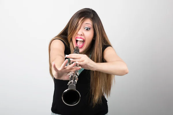 Mulher engraçada com clarinete — Fotografia de Stock