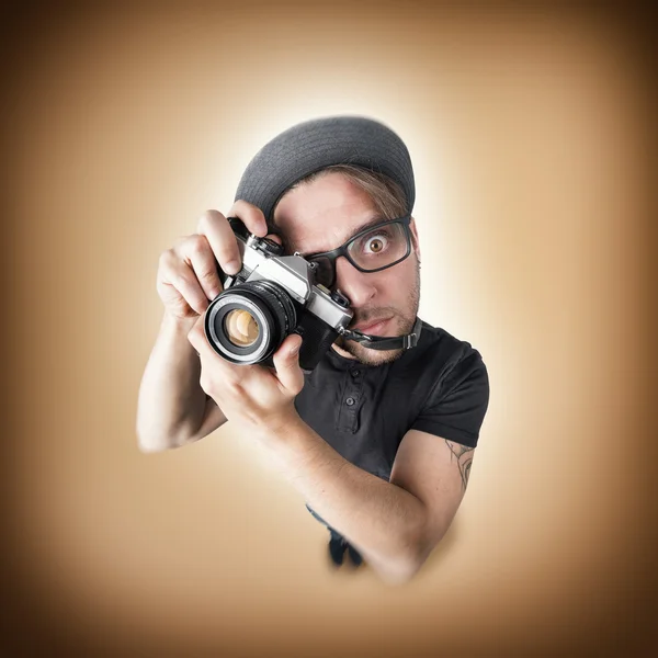 Legrační člověk překvapení fotografování s fotoaparátem — Stock fotografie