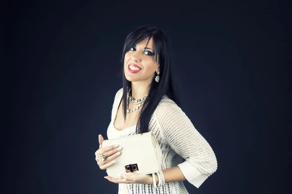 Hermosa mujer con maquillaje de noche. Joyería, bolso y belleza . — Foto de Stock