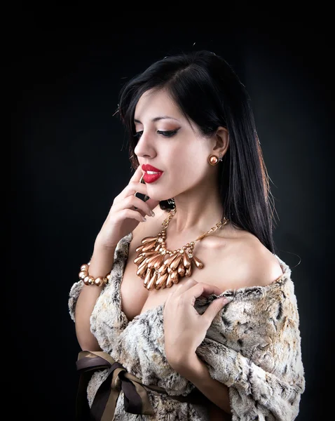 Piękna kobieta z futra i wieczór makijaż. Biżuteria i piękno — Zdjęcie stockowe