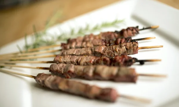 Arrosticini típicos pequenos espetos italianos — Fotografia de Stock