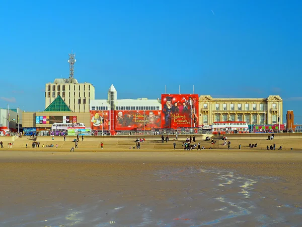 Blackpool promenade met vintage trams — Stockfoto