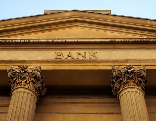 Banka se znaménkem na vintage budova — Stock fotografie
