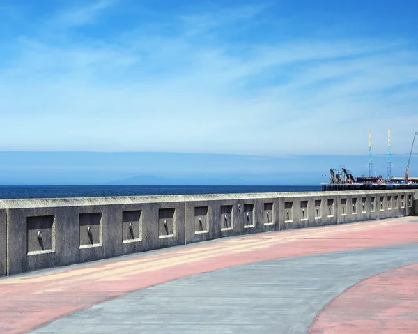 Promenade mit Pier und Mauer — Stockfoto